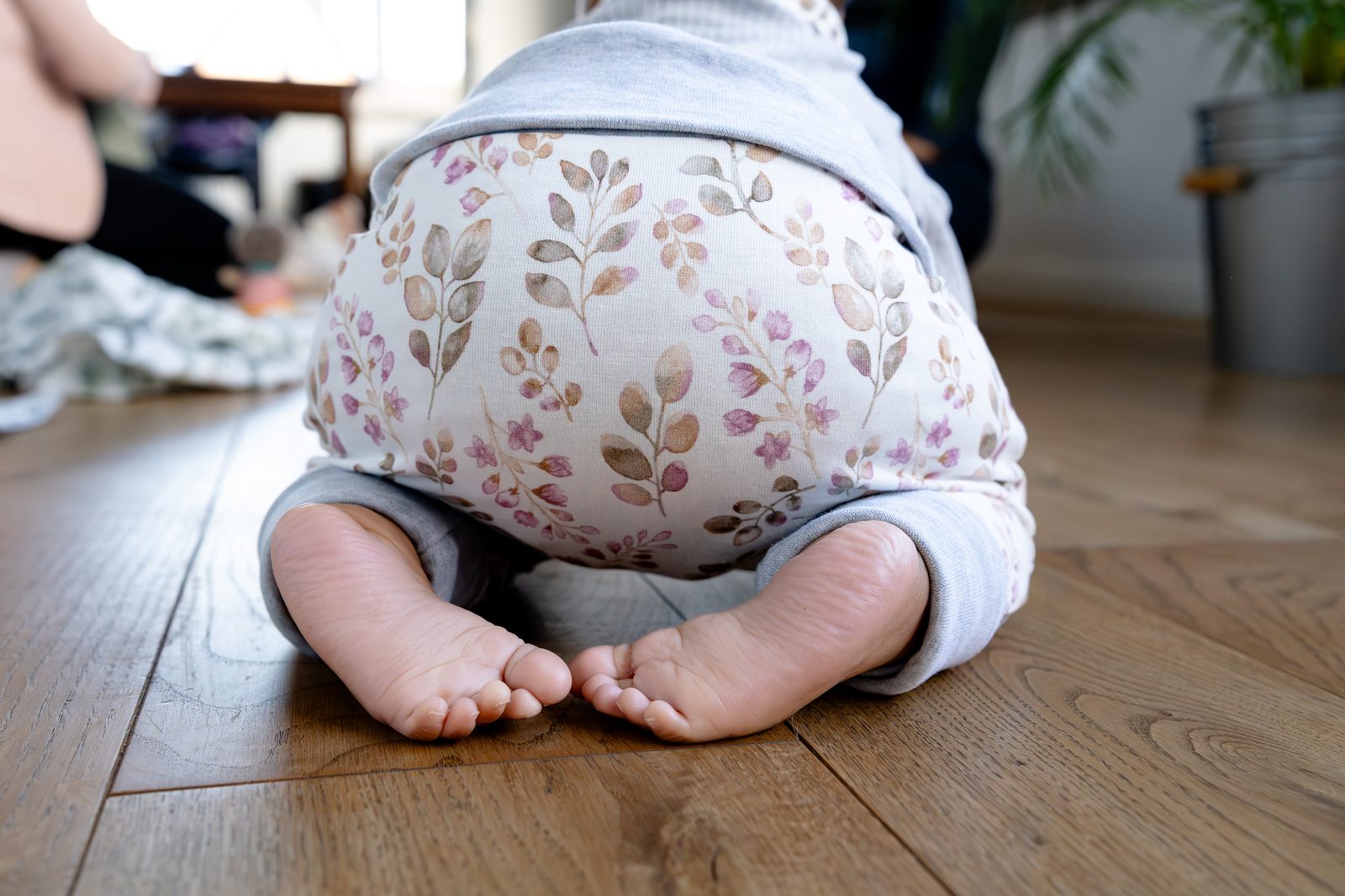Nahaufnahme von Babyfüßen beim Krabbeln